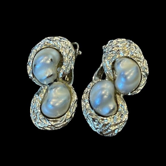 VINTAGE Faux Pearls In Gold Tone Classic Style Clip On EARRINGS - Picture 1 of 4
